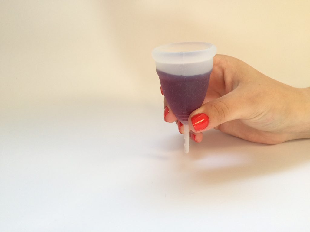 Menstruationstasse entfernen