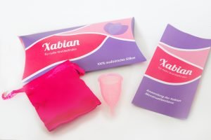 Xabian Menstruationstasse mit Beutel und Verpackung