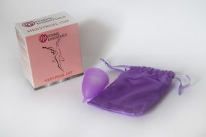 femme essentials menstrual cup mit verpackung und passendenm beutel