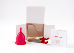 Menstruationstasse Ruby Cup mit Verpackung