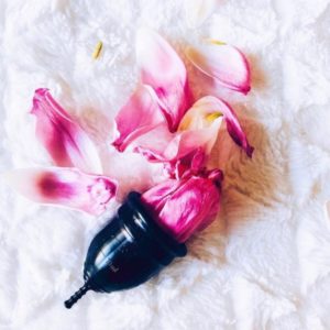 LaliCup Menstruationstasse schwarz mit Blumen
